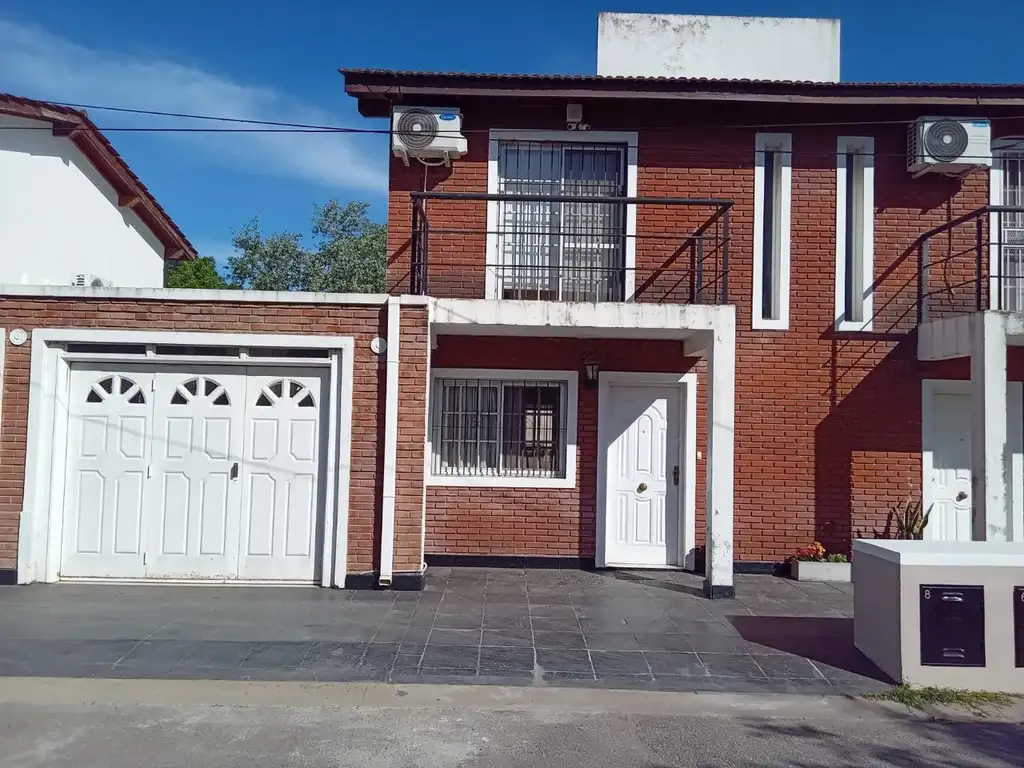 APTO CREDITO VENTA Duplex de dos dormitorios con jardin y cochera en Condominio en Pilar!