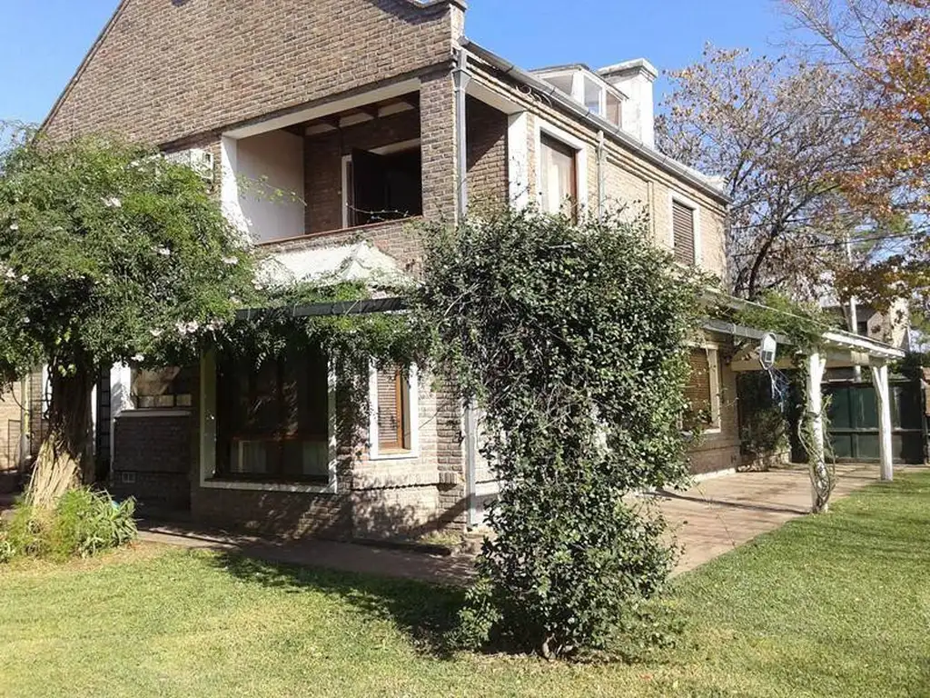 Casa con Piscina y Gran Jardín / Opción Galpón