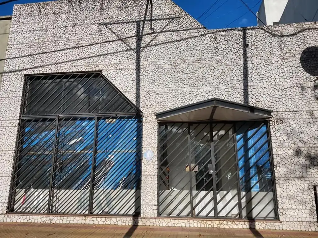 VENTA Local comercial + departamento con patio 530 e/6 y 7