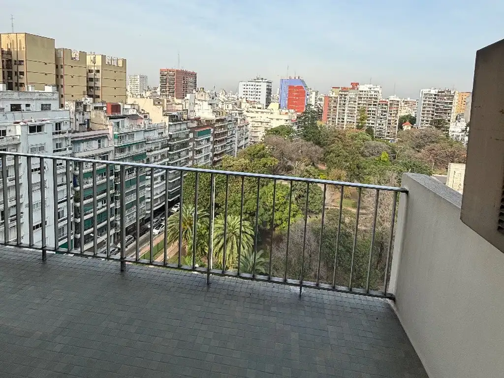 Depto en venta con vista al parque Rivadavia en piso 12, cochera y baulera