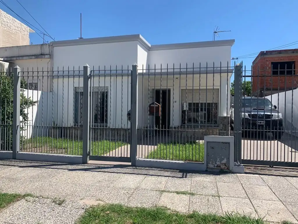 OPORTUNIDAD VENTA CASA DE 3 AMBIENTES RECICLADA CON COCHERA