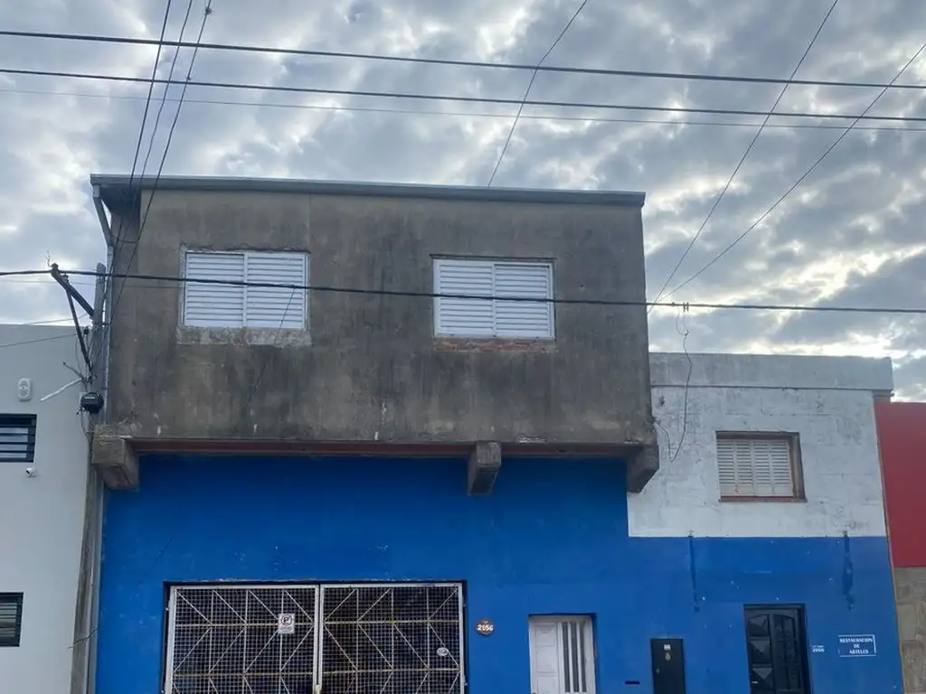 CASA A LA VENTA CON GRAN TERRENO Y DOS DPTOS