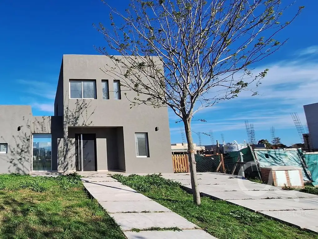 En Venta Casa en Pilar Del Este / San Ramón