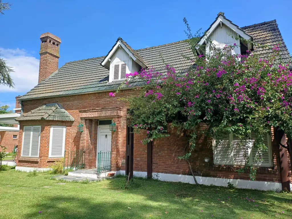 Casa con hermoso parque y piscina en Manuel Alberti