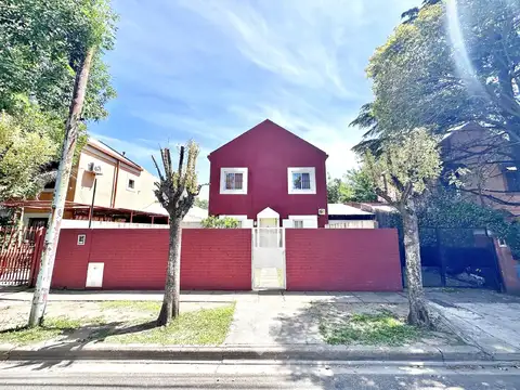 Casa en Venta de 2 dormitorios. Patio con galería. Cochera. Barrio Siderca Rojo, Campana.