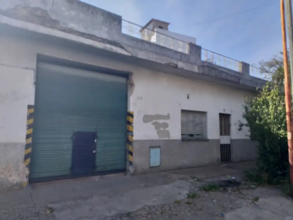 ESQUINA CASA A RECICLAR CON 2 LOCALES , POSIBILIDADES LOTE PROPIO