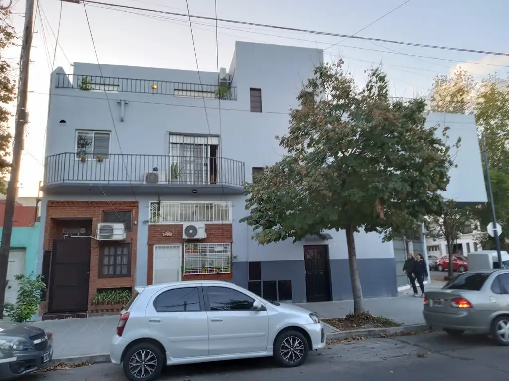 Depto. 2 amb. c/escritorio con patio. - VENTA