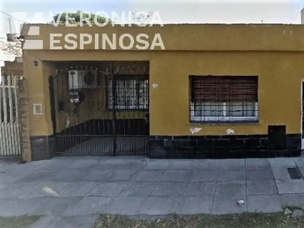 Casa de cuatro ambientes en venta ,Moron Sur