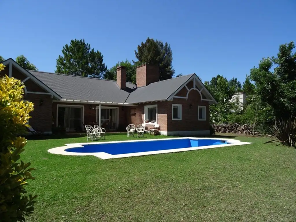 Casa en Barrio cerrado el Jagüel del Monte con piscina.