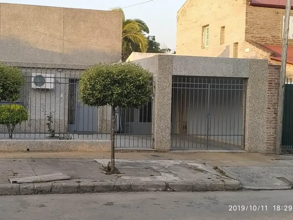 "CASA REMODELADA A MTS DE LOPEZ Y PLANES"