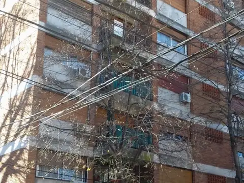 Departamento de 3 amb al frente con balcón y cochera cubierta. EXCELENTE UBICACIÓN. - Foto 0