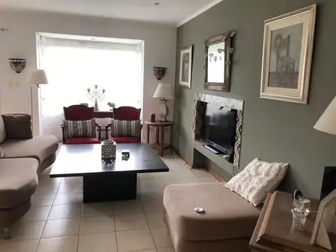 Los Ombúes venta casa chalet impecable, muy luminoso con excelente playroom