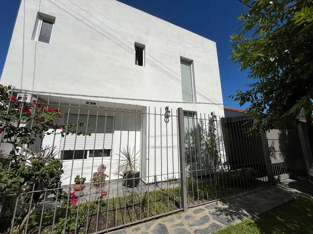Casa en venta - 2 Dormitorios 3 Baños - Cocheras - 215Mts2 - City Bell, La Plata