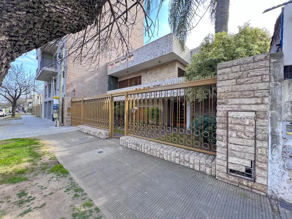 Enorme casa con pileta y quincho de 5 dormitorios más casa de huéspedes