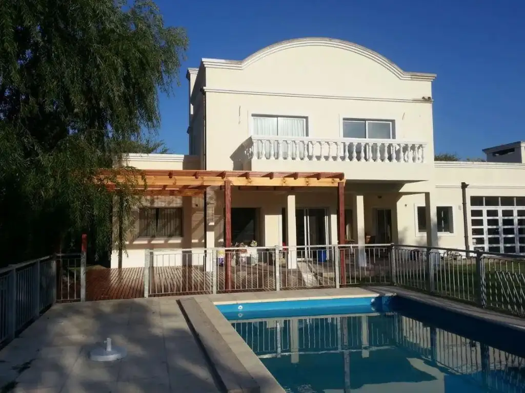 Casa en venta - 5 dormitorios 2 baños - 1250mts2 - Haras Del Sur I