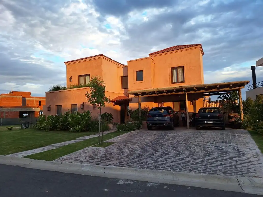 ALQUILER TEMPORARIO casa desarrollada en 2 plantas a la laguna en Barrio Santa Ana Villanueva.