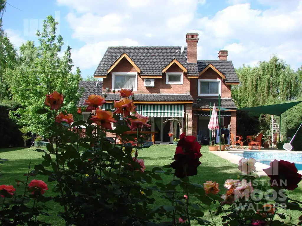 Casa en venta - Barrio cerrado Álamo Alto.