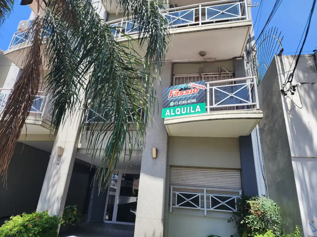 EXCELENTE DEPTO. AL FRENTE CON BALCÓN - CENTRICO - LUMINOSO $ 420.000 -