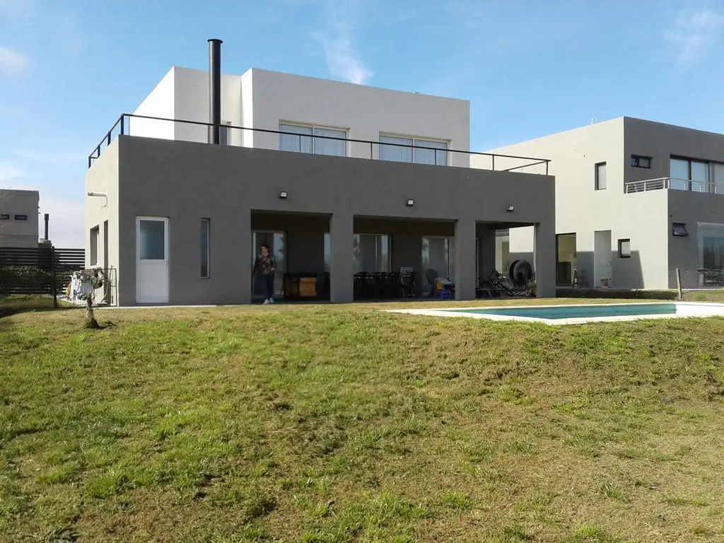 Casa en venta con pileta orientacion Oeste, barrio Islas, el Canton