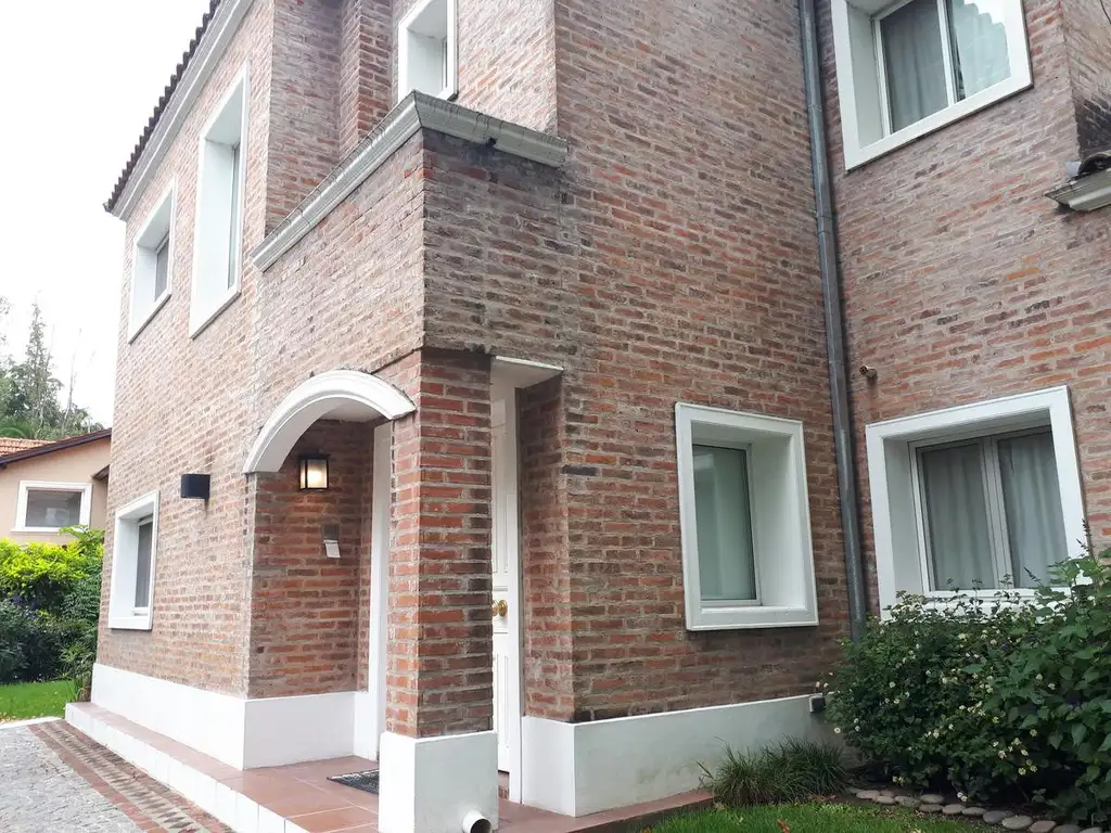 HB VENDE casa impecable en lote central