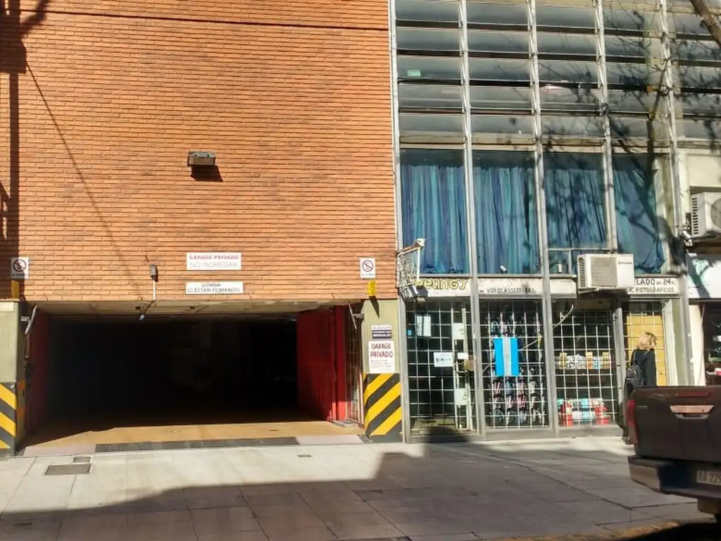 Cochera fija a dos cuadras Estación Belgrano "R".