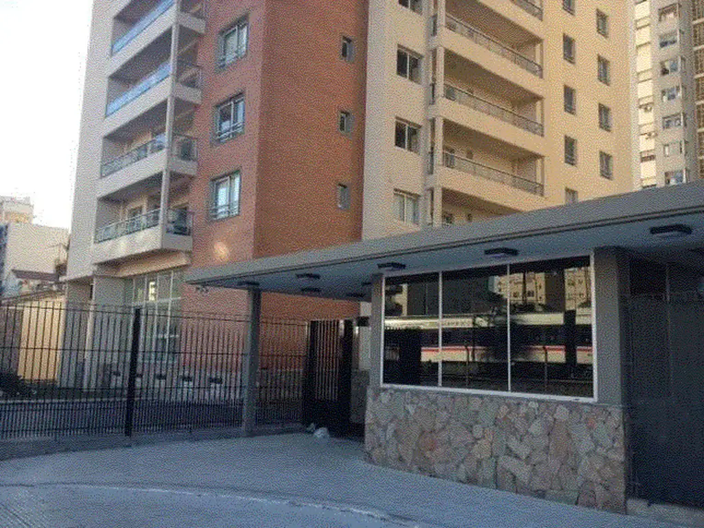 VENTA DE DEPARTAMENTO DE 4 AMBIENTES CON COCHERA CUBIERTA