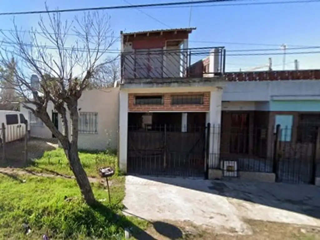 CASA 3 AMB EN VENTA CLAYPOLE CON PATIO Y GARAGE