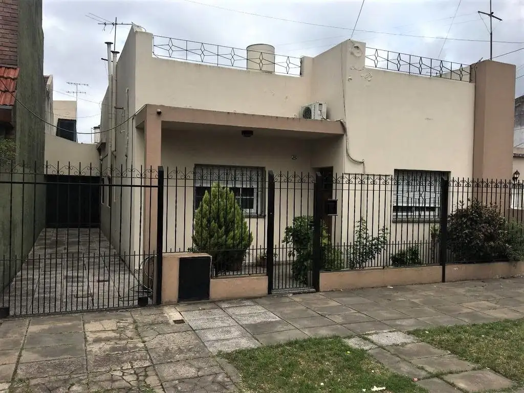 NUEVO PRECIO - CASA - 3 AMB - LOTE 10 X 20 - COCHERA - QUINCHO Y PATIO