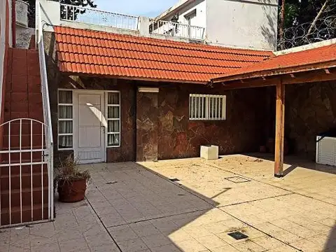 CASA DE 3 DORMITORIOS BARRIO PARQUE PATIO PARRILLERO