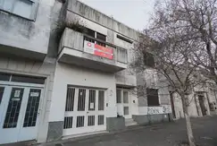 17 e/ 56 y 57- CASA  RETASADA