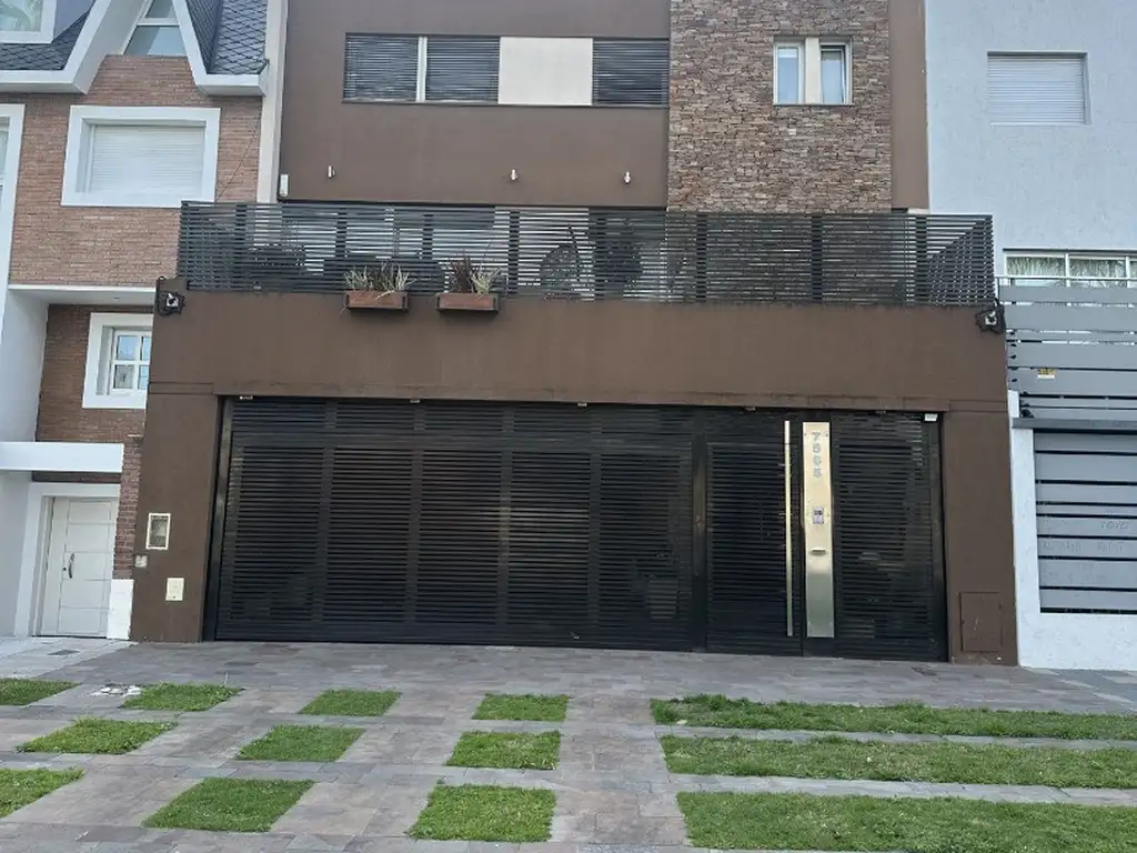 CASA EN 2 PLANTAS 7 AMB.COCHERA 8 AUTOS Y CON ASCENSOR PLENO BARRIO NAON EXCELENTE PROPIEDAD