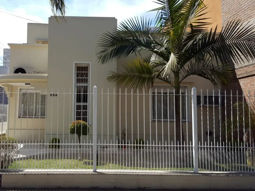 CASA TIPO PH AL FRENTE CON COCHERA EN QUILMES CENTRO CON RAPIDO ACCESO A AUTOPISTA.