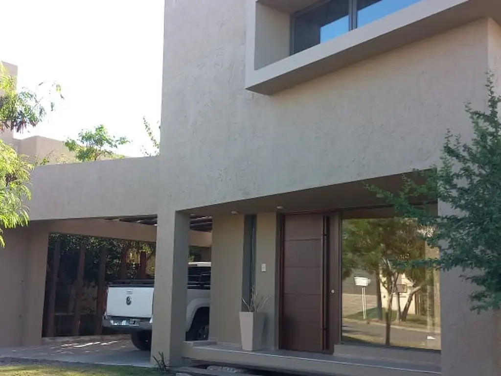 Barrio cerrado La Estanzuela casa con pileta