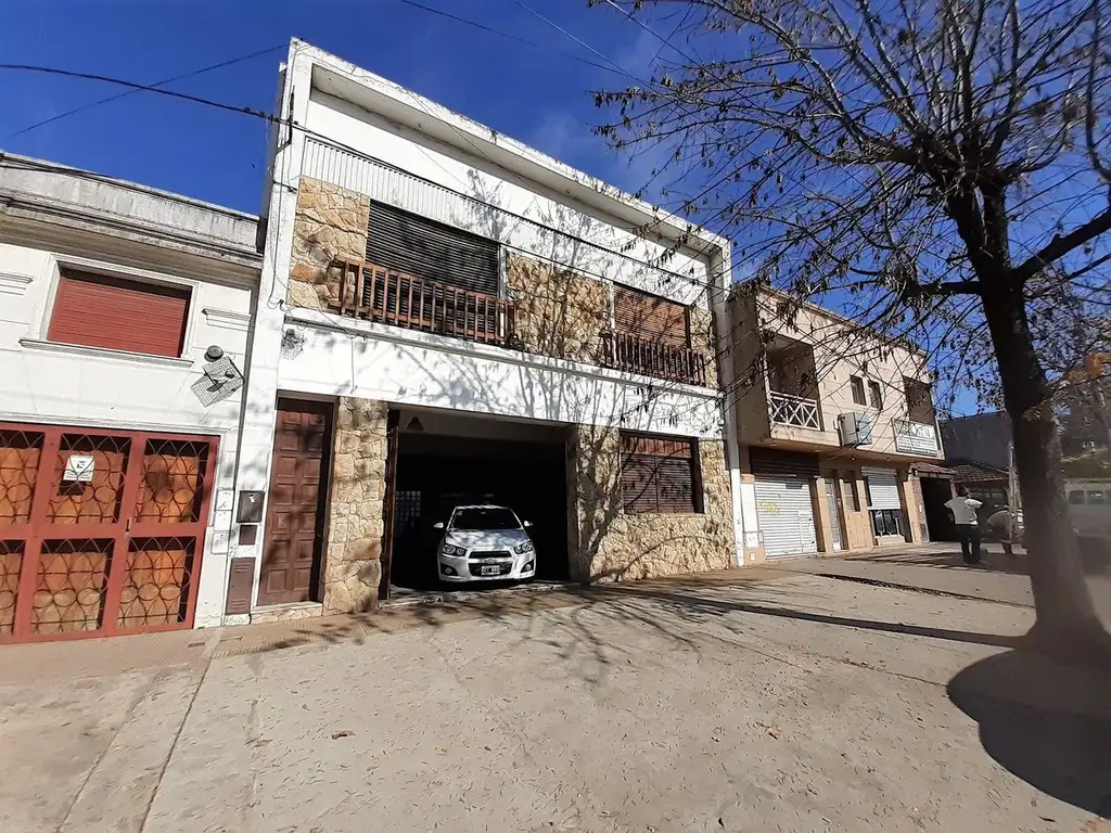 CASA EN ALQUILER, LA PLATA, CON LOCAL Y GRAN SALON