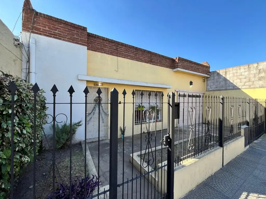 VENTA CASA CON PATIO JARDIN Y COCHERA