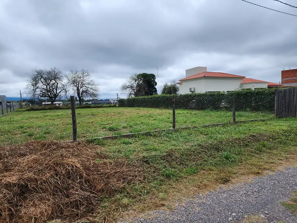 Muy lindo terreno con alambre tejido perimetral.