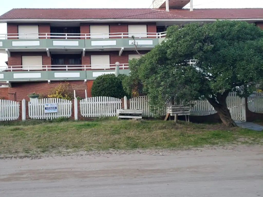 Edificio de 14 unidades funcionales de 2 y 3 ambientes con cochera  a metros del mar