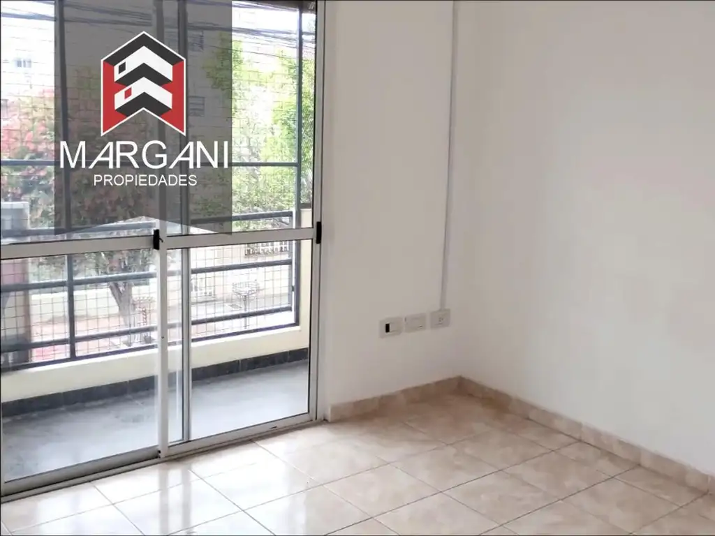 Excelente Departamento 2AMB 1° Piso al Frente c/ Balcon