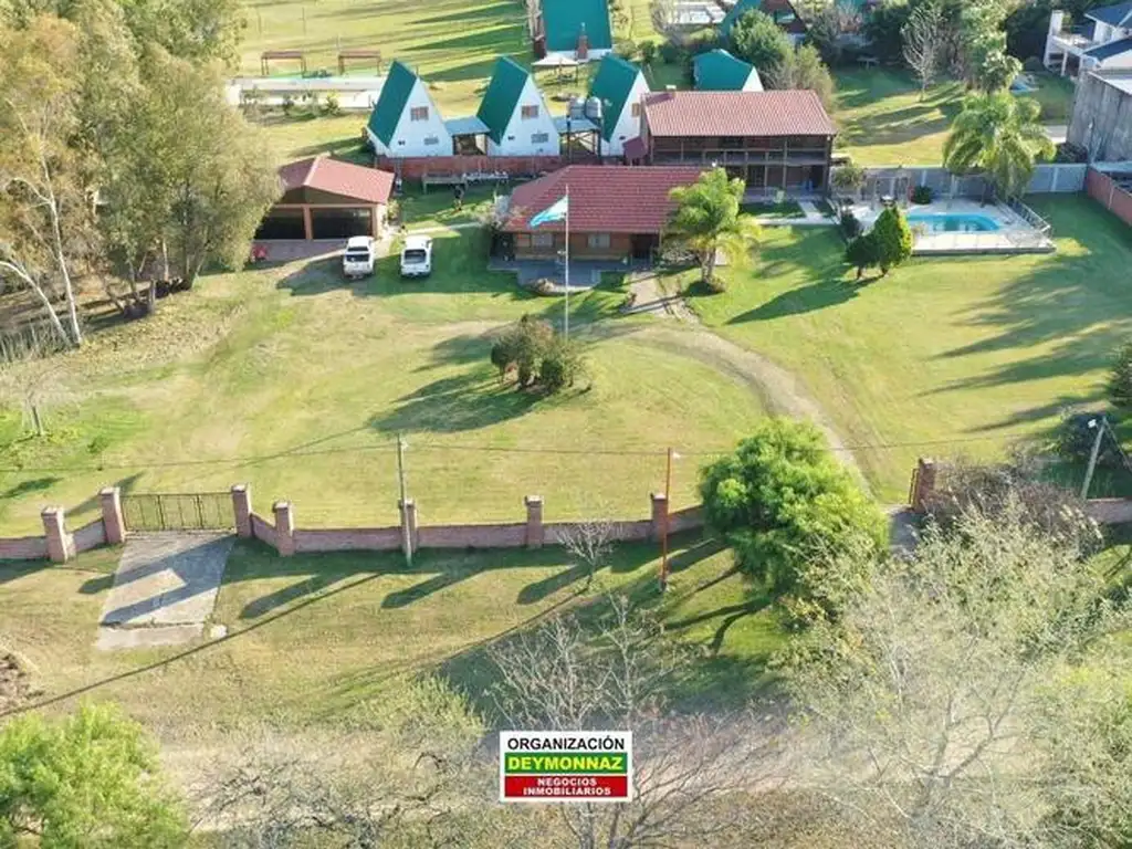 Casa con importante parque, piscina y quincho en Colón