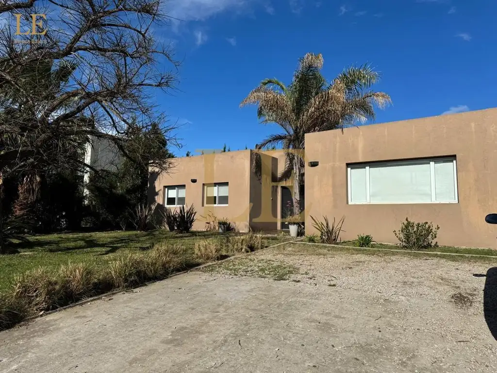 CASA EN VENTA , CON PILETA