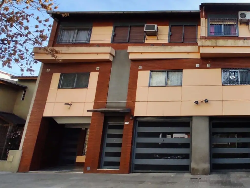 EXCELENTE DUPLEX AL FRENTE CON PATIO Y COCHERA. - Foto 0