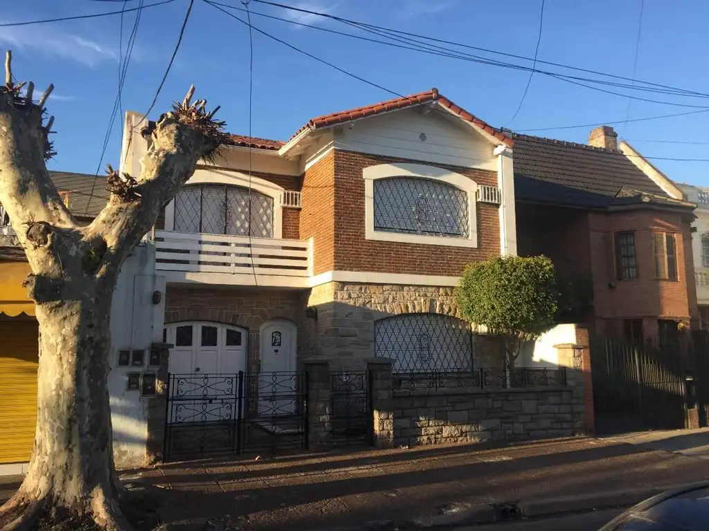 CASA CENTRO RAMOS MEJIA, SOBRE LOTE DE 8.66 X 55 MTS