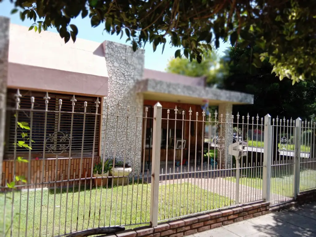 EXCELENTE CASA CON 3 DORMITORIOS EN MERLO CENTRO