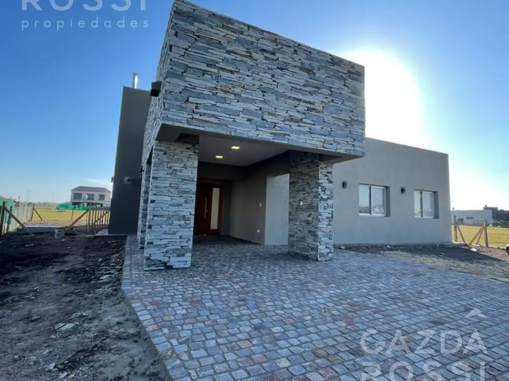 Hermosa casa con piscina a la venta en Barrio Privado San Felipe, Canning