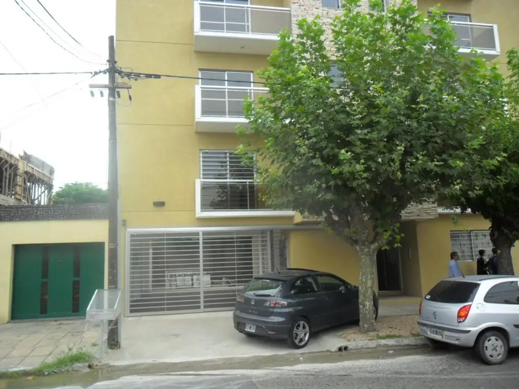 SEMIPISO  EN DUPLEX DE 3 AMB. AL FRENTE CON BALCÓN Y COCHERA