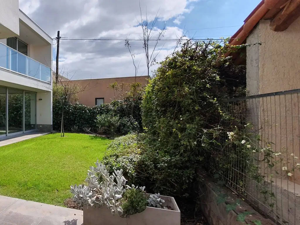 Venta hermosa casa en  Barrio Dalvian