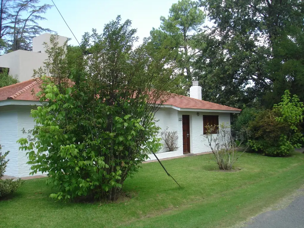 casa toda en planta baja, amplio parque arbolado, en alquiler por temporada o anual