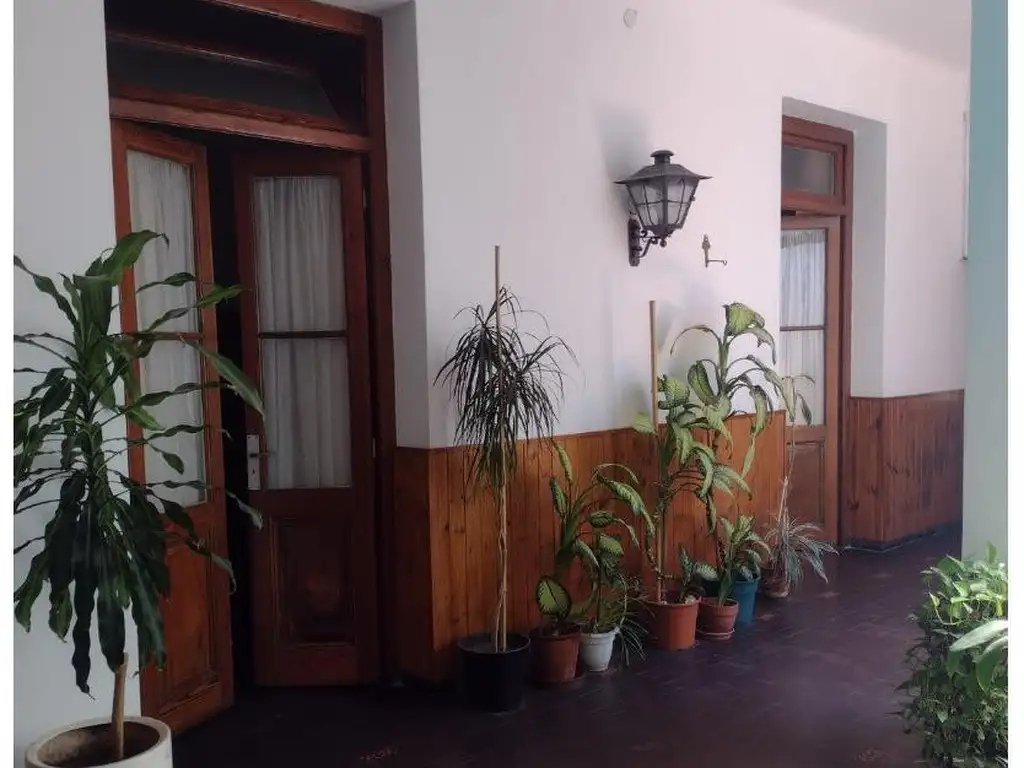 VENTA CASA 4 AMB, ANTIGUA EN EXCELENTE ESTADO. SAN ANDRES