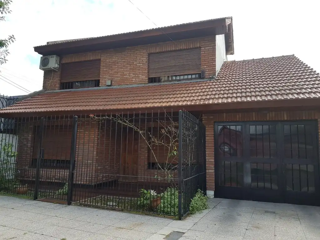 VENTA/PERMUTA CHALET -PROFESOR MARIÑO AL 2100- LLAVALLOL