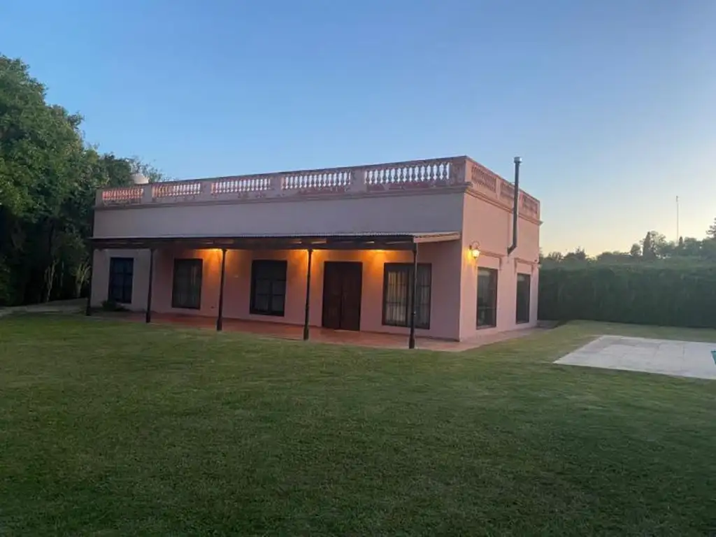 Esplendida casa quinta en zona Abadia, en zona tranquila y natural